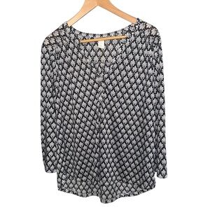 3️⃣H&M Black & White Office Blouse